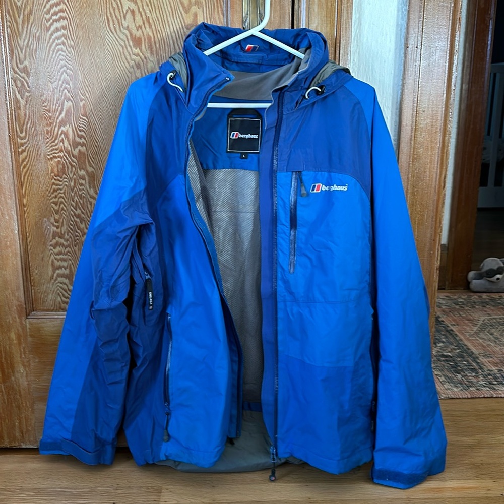 Great 3 in 1 winter jacket. Great for skiing or other outdoor winter activities.
